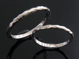 細い幅のハンマー結婚指輪（チタン）