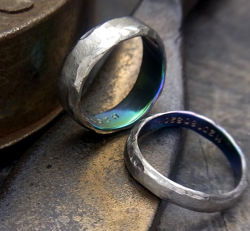 岩肌のチタンの結婚指輪にひねったウェーブのカーブを入れてカラー青緑