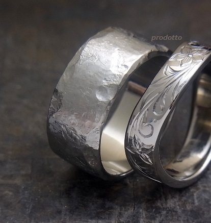 幅広の岩肌マットの2つ別々のデザインの結婚指輪