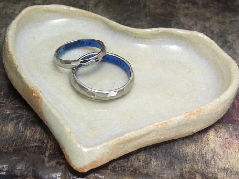 酸化窯で焼いたハートとチタンの結婚指輪