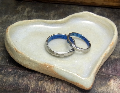 自作のハートのやきものとチタンの結婚指輪