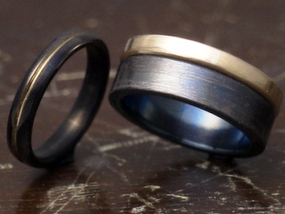 2層のゴールドとチタンの結婚指輪