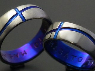 チタンの甲丸結婚指輪青クロス