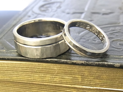 ラインを入れたハンマー痕の結婚指輪