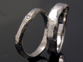 岩の質感のチタン結婚指輪
