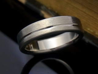 幅広の結婚指輪