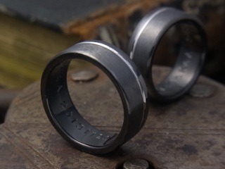 ブラックの指輪デザイン