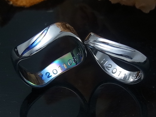 ウェーブのデザインの結婚指輪