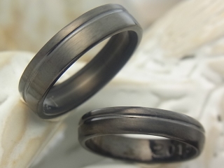 ブラックジルコニウムの結婚指輪