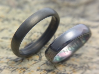 黒の結婚指輪と玉虫レインボー