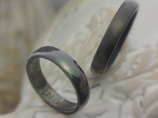 メタリックな加工の結婚指輪