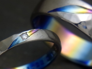 ダイヤとブルーイエローピンク結婚指輪