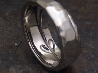 甲丸鎚目のぼこぼこした結婚指輪