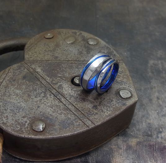 チタニウム製結婚指輪鎚目とラインウェーブ