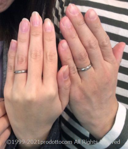 幸せな結婚指輪をはめた指