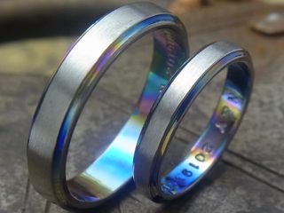 両サイドに溝を彫ったデザインの指輪