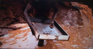 コンゴ民主共和国のコルタン採掘の様子