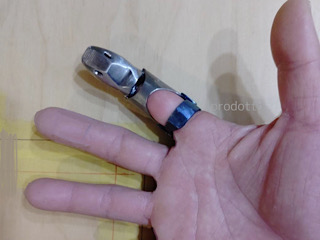 金属製の義指