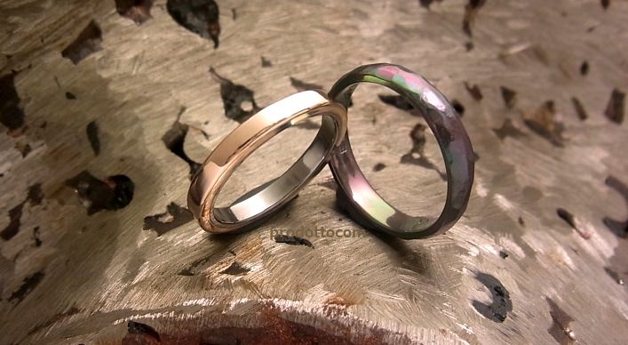 ゴールドとタンタルの2層のリングとチタンの結婚指輪
