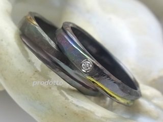 岩肌のチタン結婚指輪にラインとカラーを指し色しダイヤモンド