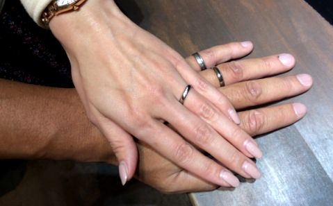 チタンの結婚指輪をはめているカップル