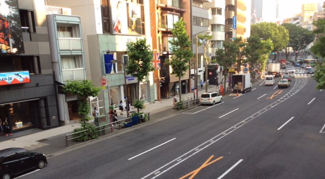 東京明治通りは4車線道路とパーキングメーター在り